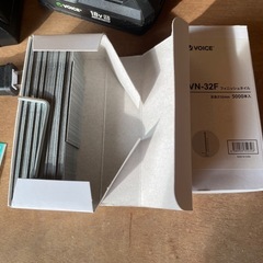 VOICE 充電式 エアタッカ タッカー ネイラー 18Vバッテリー（2.0Ah） 充電器セット ステープル 仕上釘 兼用の画像