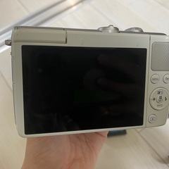 CanonM100 白+Canon EF-M22mm レンズの画像