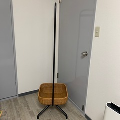 籐細工のハンガーラックの画像