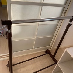 HITACHI 電子レンジ、プラケース、カラーボックス、伸縮性ハンガーラックその他の画像