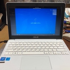  ASUS E200H ノートパソコンの画像