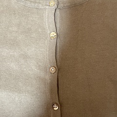 前後ろどちらでも来れるカーディガンの画像