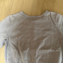 前後ろどちらでも来れるカーディガンの画像