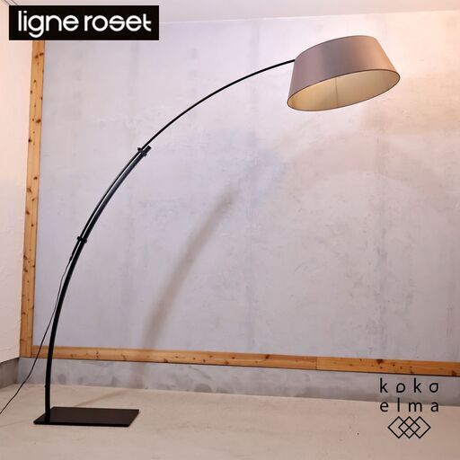 フランスの高級ブランドligne roset(リーンロゼ)社のOVERTURE(オーバーチュール) フロアランプです。大きめのシェードとシャープなフレームがスタイリッシュモダンなスタンドライト♪
