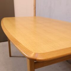 IDEE(イデー)で取り扱われていたIKI(イキ) オーク材 ダイニングテーブルです。小ぶりなサイズは2人暮らしなどにもおススメの食卓。在宅ワーク用のオシャレなパソコンデスク・事務机としても♪の画像