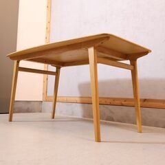 IDEE(イデー)で取り扱われていたIKI(イキ) オーク材 ダイニングテーブルです。小ぶりなサイズは2人暮らしなどにもおススメの食卓。在宅ワーク用のオシャレなパソコンデスク・事務机としても♪の画像