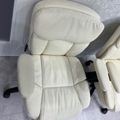 ★オフィスチェア 合皮 ホワイト 2脚　無料でお譲りします。2脚セットで引き取りに来られる方のみの画像