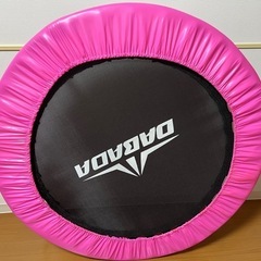 コンパクトに折りたためる室内用トランポリン