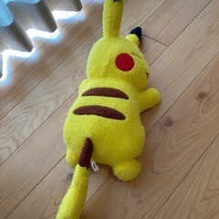 ポケモン　ピカチュウ　寝そべりぬいぐるみの画像