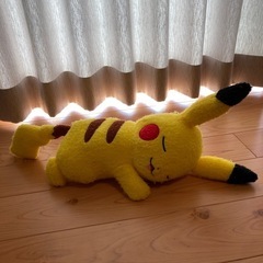 ポケモン　ピカチュウ　寝そべりぬいぐるみ
