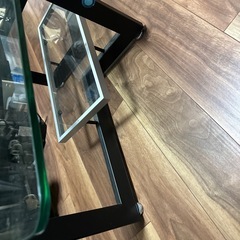 ガラス板のローテーブルの画像