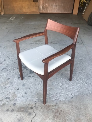 ウォールナット無垢材　肘付きダイニングチェア　修理品　再塗装済み　座部張替え済み