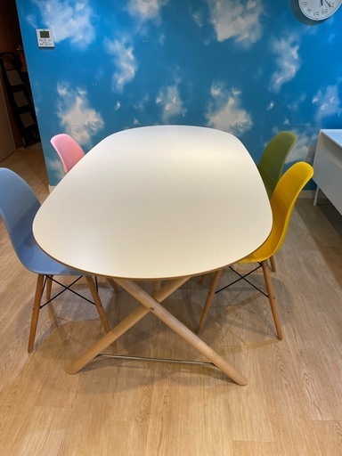 ダイニングテーブルと椅子のセット