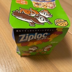 チップアンドデール　ジップロックコンテナと新品もふもふベスト・レディースの画像
