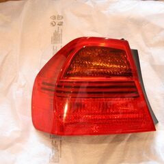 【中古・美品】BMW純正 E90 M３ 前期 左テールレンズ フェンダー側 VA40　［作動確認済み］　テールランプの画像