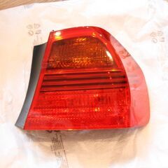 【中古・美品】BMW純正 E90 M３ 前期 右テールレンズ フェンダー側 VA40　［作動確認済み］　テールランプの画像