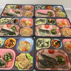 高齢者向け宅配弁当の盛り付けと配達の画像