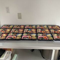 高齢者向け宅配弁当の盛り付けと配達の画像