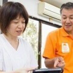 高齢者向け宅配弁当の盛り付けと配達の画像