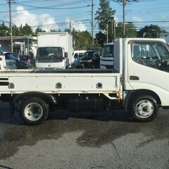 H.19年 日野 デュトロ 4.0 全低床 ディーゼル 2t平 ホワイト　オートマ　ETC　荷台鉄板　ドアバイザー　ABS  エアバッグ　エアコン　パワステ　車検R7/6　　16974の画像