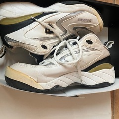 テニスシューズ23センチの画像