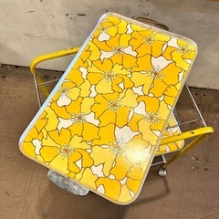 《売約済》【武蔵小山店】 レトロ ワゴン トレイ　花柄 黄色 キッチン キャスター レトロポップ 給仕ワゴン イエロー キッチンワゴン 古道具 昭和レトロ カート 🚚品川区 リサイクルショップ ランバールーム 武蔵小山店 ◀︎ 武蔵小山パルム 戸越銀座 隣の画像