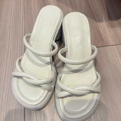 ヒールサンダル