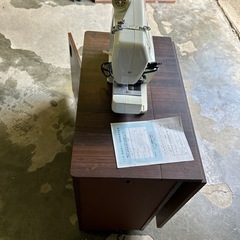 ミシンとミシン台のセットの画像