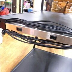 テレビ什器 タイヤ付き 幅82cm コンセントタップ付き 移動式スチール棚 テレビ台 TV台 電源タップ付き 黒 ブラック ラック 札幌市厚別区 厚別店の画像