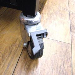 テレビ什器 タイヤ付き 幅87.5cm コンセントタップ付き 移動式スチール棚 テレビ台 TV台 電源タップ付き 黒 ブラック ラック 札幌市厚別区 厚別店の画像