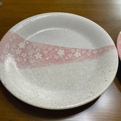 花模様の皿　２枚セットの画像