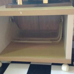 キャスター付き物入れ