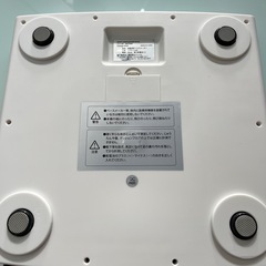白い体重計の画像