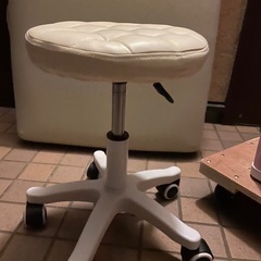 回転タイヤ付きクッション椅子
