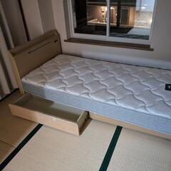 シングルサイズベッド、マットレスあり。