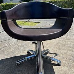 美容室で使用していた椅子です。座り心地抜群です。６脚あります。の画像
