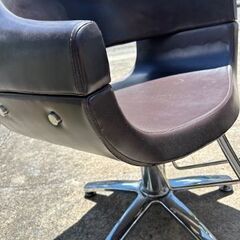 美容室で使用していた椅子です。座り心地抜群です。６脚あります。の画像