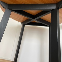 IKEA 丸テーブルとチェア3脚セット
の画像