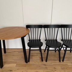 IKEA 丸テーブルとチェア3脚セット
の画像
