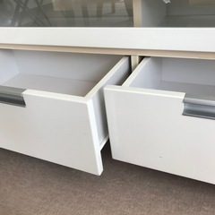 白いテレビ台の画像