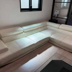 カウチ　ソファーの画像