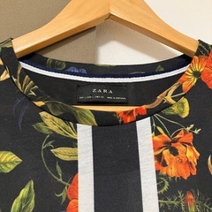 ZARA 花柄Tシャツ メンズ トップスの画像