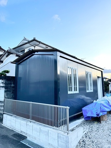 完売しました。新品即納 三角屋根コンテナハウス 事務所ゆったりサイズの6m×3m×2.8m 三角屋根で断熱◎ 組み立て簡単 九州内送料格安でお届けします。