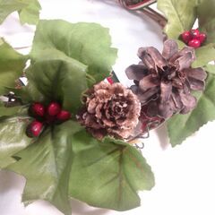 フラワーリース 大きめ クリスマス ２個 セット 松ぼっくり インセチア リース 造花 玄関 壁掛け リーフの画像
