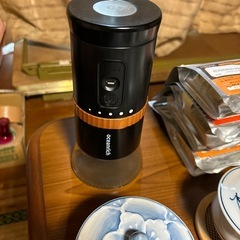コーヒーカップ、ティーカップ等たくさん。ブランド食器の画像