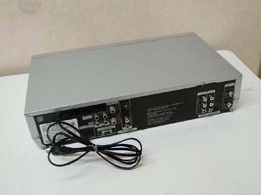 Victor ビクター S-VHS ビデオ一体型 DVDプレーヤー HR-DP55｜Yahoo ジャンク扱い Victor DVD一体型VHSビデオデッキ HR-DF3 2004年製 シルバー VHS・DVD再生確認済み ビデオ 