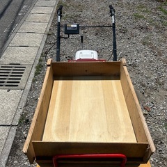 オカネツエ業　電動運搬車　美品　スイング式　クローラー　低床　運搬車　最大積載80KG キャタピラ　バッテリー　ハコボ　苗箱　コンテナ　果樹園　ハウス　木枠付き　充電機付き　簡易始動動画ありの画像