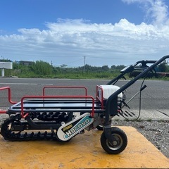 オカネツエ業　電動運搬車　美品　スイング式　クローラー　低床　運搬車　最大積載80KG キャタピラ　バッテリー　ハコボ　苗箱　コンテナ　果樹園　ハウス　木枠付き　充電機付き　簡易始動動画ありの画像