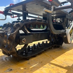 オカネツエ業　電動運搬車　美品　スイング式　クローラー　低床　運搬車　最大積載80KG キャタピラ　バッテリー　ハコボ　苗箱　コンテナ　果樹園　ハウス　木枠付き　充電機付き　簡易始動動画ありの画像