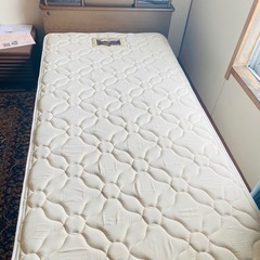 シングルベッドフレームとマットレスの画像